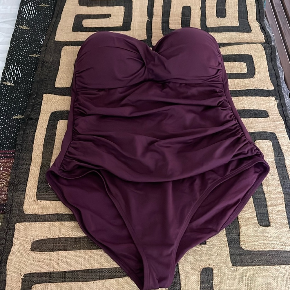 Anne Cole twist front one peice strapless swim suit